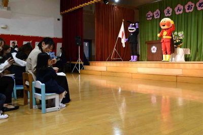 保護者と一緒に入園式